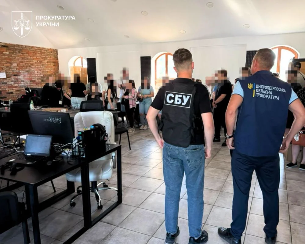 У трьох регіонах припинено діяльність шахрайських call-центрів, вилучено сотні одиниць техніки