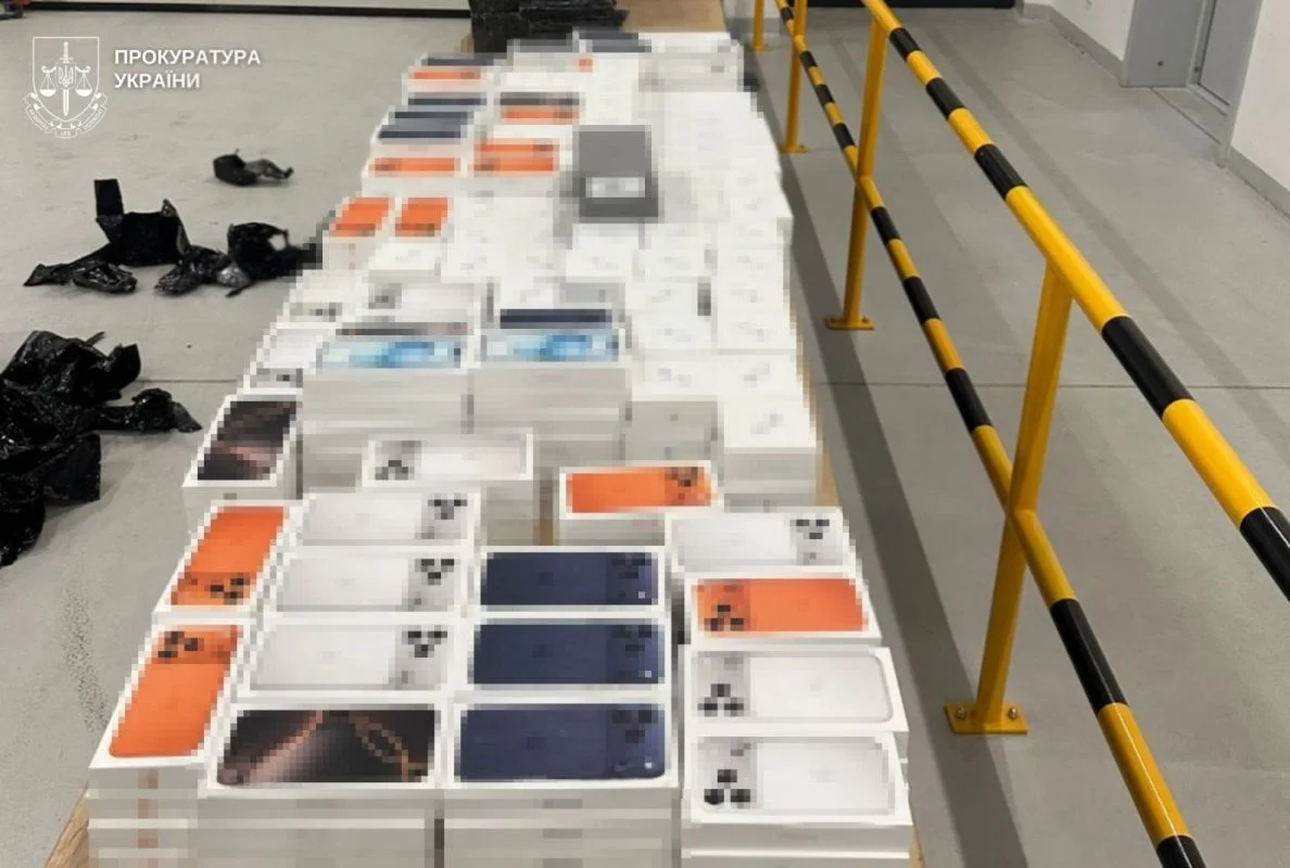 Контрабандні гаджети Apple, виявлені митниками у спеціально обладнаній схованці в днищі автомобіля.