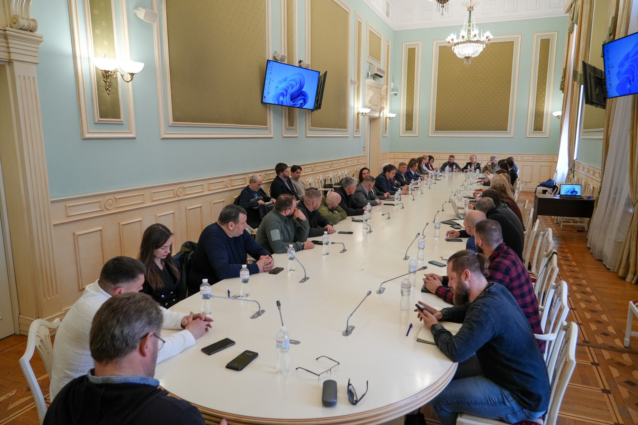 Засідання Експертної ради Мінветеранів. Учасники обговорюють формування ветеранської політики та наукові напрацювання.