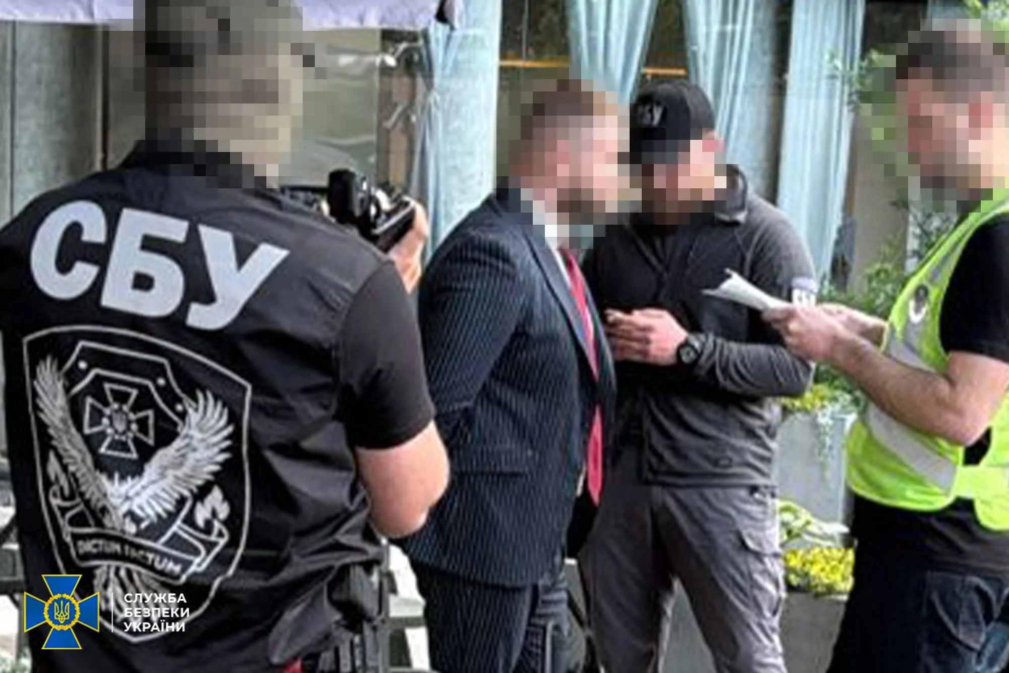 Повідомлено про підозру адвокату за зловживання впливом, поєднане з вимаганням 30 тис доларів США неправомірної вигоди)