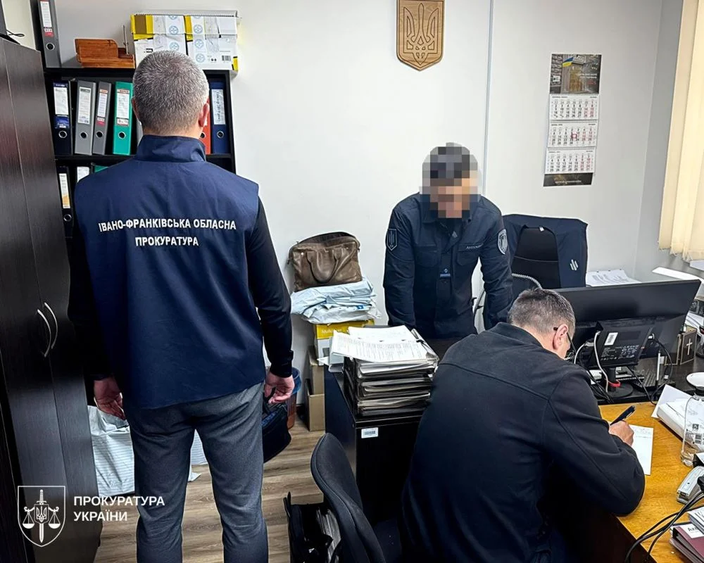 Повідомлено про підозру у вимаганні неправомірної вигоди - 5 тис доларів США  начальнику слідчого відділу поліції на Прикарпатті