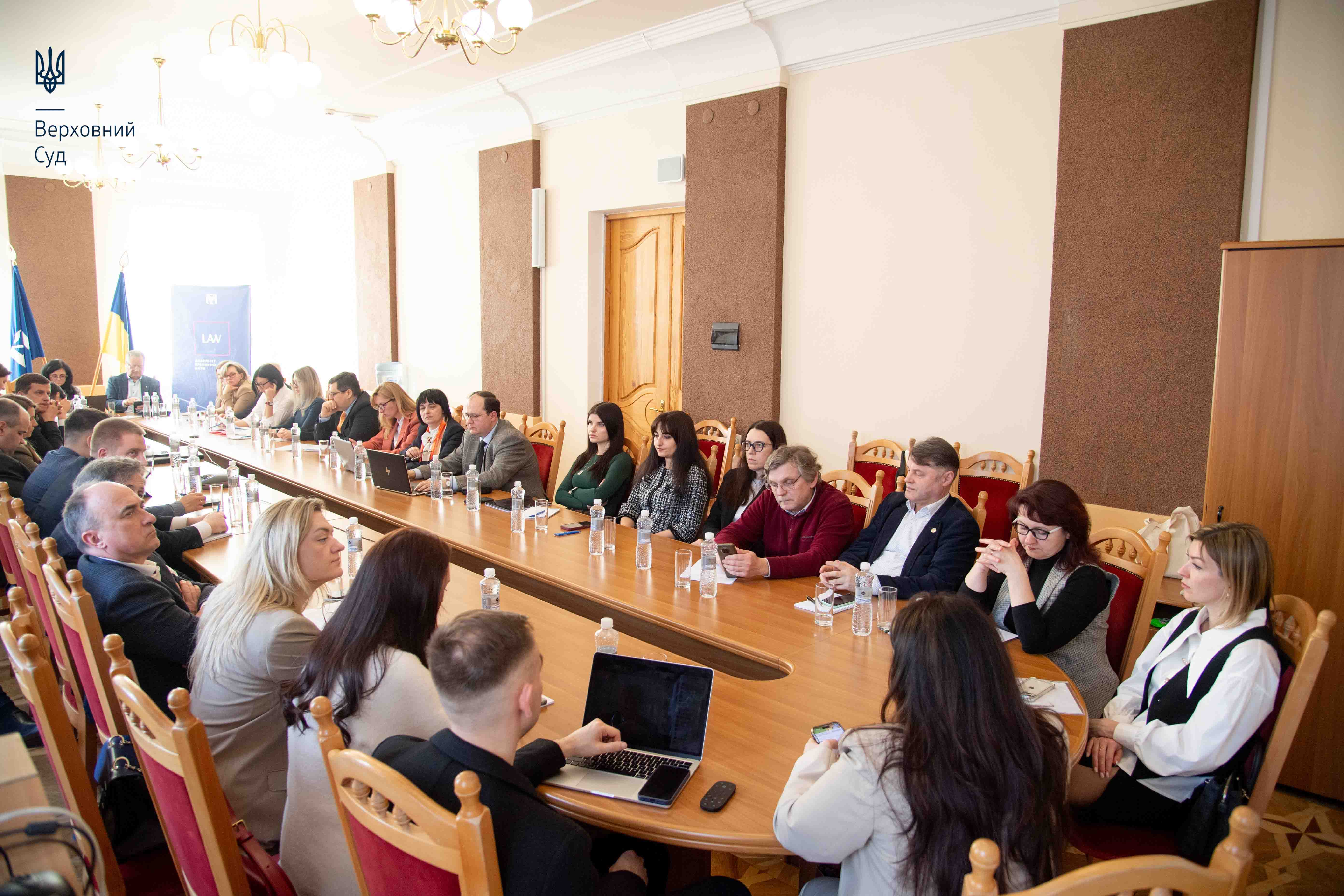 Учасники круглого столу у Верховному Суді обговорюють формулу Радбруха. На столі – мікрофони та документи.