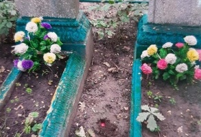 Розкладав «закладки» на кладовищі