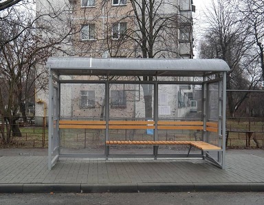 На зупинках громадського транспорту стали обов’язковим захисні стовпчики 