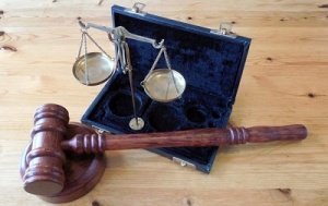 Судитимуть екс-суддю за підроблення і зловживання