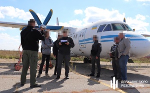 За поданням ДБР суд арештував літак, який власник-колаборант планував передати агресору після захоплення південних областей (ВІДЕО)