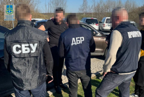 Скеровано до суду обвинувальний акт стосовно адвоката за обвинуваченням в організації незаконного переправлення особи через державний кордон України та у погрозі вбивством судді 
