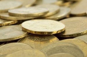 Державним службовцям підвищили посадові оклади