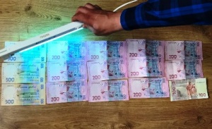 Прокуратура Донеччини спільно з СБУ на хабарі викрили поліцейського з Харкова