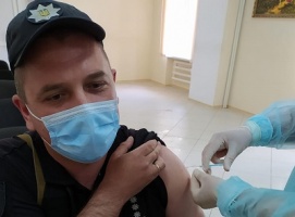 Поліцейські продовжують вакцинацію від COVID-19