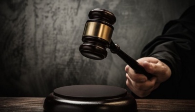 Суд наклав штраф на підприємця за виплату зарплат у конвертах