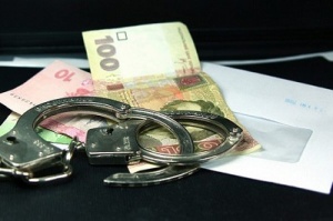 Підозра у наданні неправомірної вигоди працівнику поліції