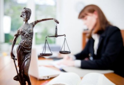 До дня юриста проводиться опитування щодо доступу жінок до професії юриста