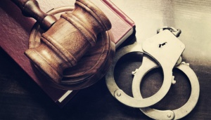 Велика Палата ВС висловилась щодо розмежування складів злочинів, передбачених статтею 296 КК та статтею 125 КК