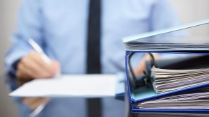 На Луганщині правоохоронці направили до суду протоколи про адмінправопорушення стосовно двох чиновників