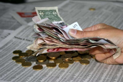 Підприємців, які отримують допомогу при народженні дитини, пропонують звільнити від сплати ЄСВ
