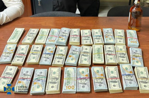 Неправомірна вигода у сумі 320 тис. доларів США - викрито очільників логістики Повітряних Сил ЗСУ та регіонального управління СБУ