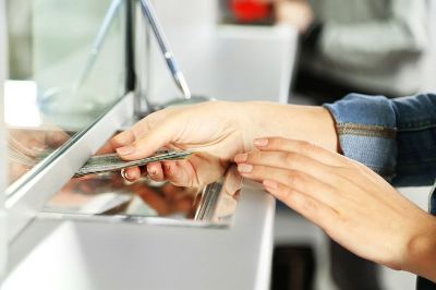 Визначено нові банки, через які бюджетники отримуватимуть пенсії та зарплати 