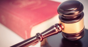 ВС вказав, що є суттєвим при визначенні наявності в діях водія порушення вимог проїзду на сигнал світлофору із додатковими секціями