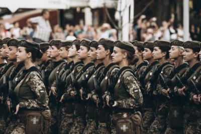 Чи зберігається заробіток за жінкою-військовослужбовцем після оформлення відпустки через вагітність, - консультація Держраці