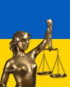 Ваги правосуддя на тлі пошкодженої будівлі суду або українського прапора, підкреслюючи виклики військового часу.