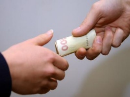 Прокуратура викрила поліцейського, який вимагав хабар за уникнення відповідальності за домашнє насильство 