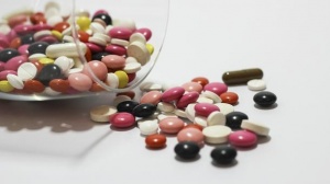 У ВООЗ пропонують не сподіватися тільки на вакцину, а фінансувати у розробку ліків