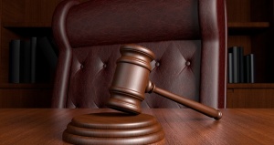 За працівником, який попередив про звільнення за власним бажанням, упродовж двотижневого строку зберігається право на залишення на роботі