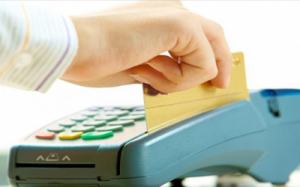 Українці зможуть знімати гроші з картки в касі магазину