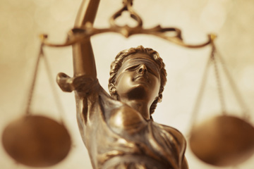 Адвокати та юристи можуть пройти дистанційний курс помічника Феміди